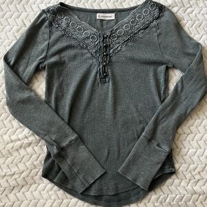 Free People Blouse Top Green Vintage Look Ribbed Floral Neck Small Worn Once